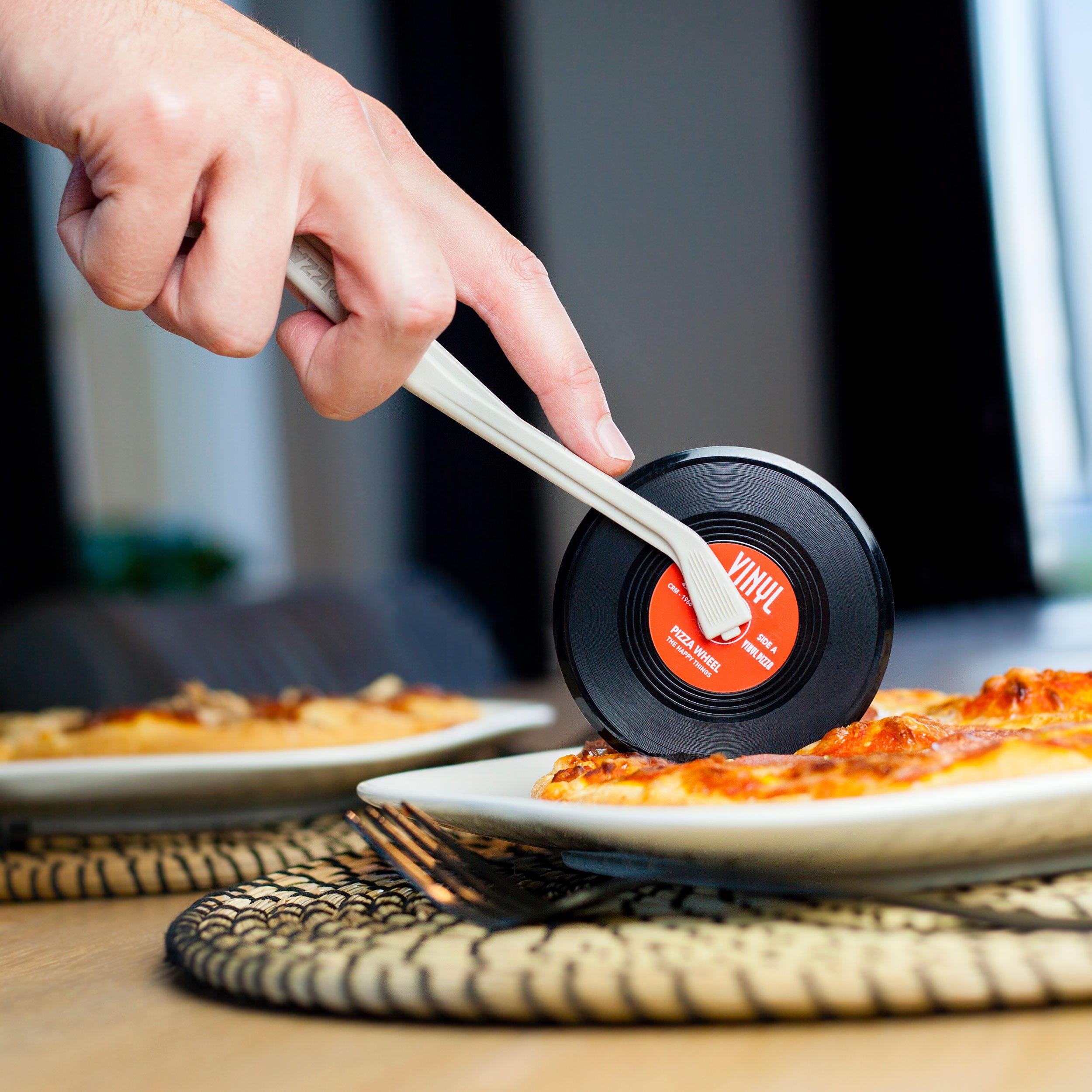 553444-Invotis-Platenspeler-pizzasnijder-1