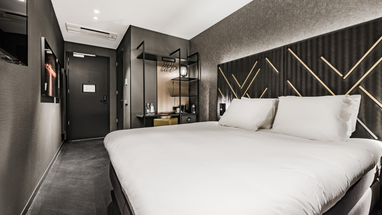 76015