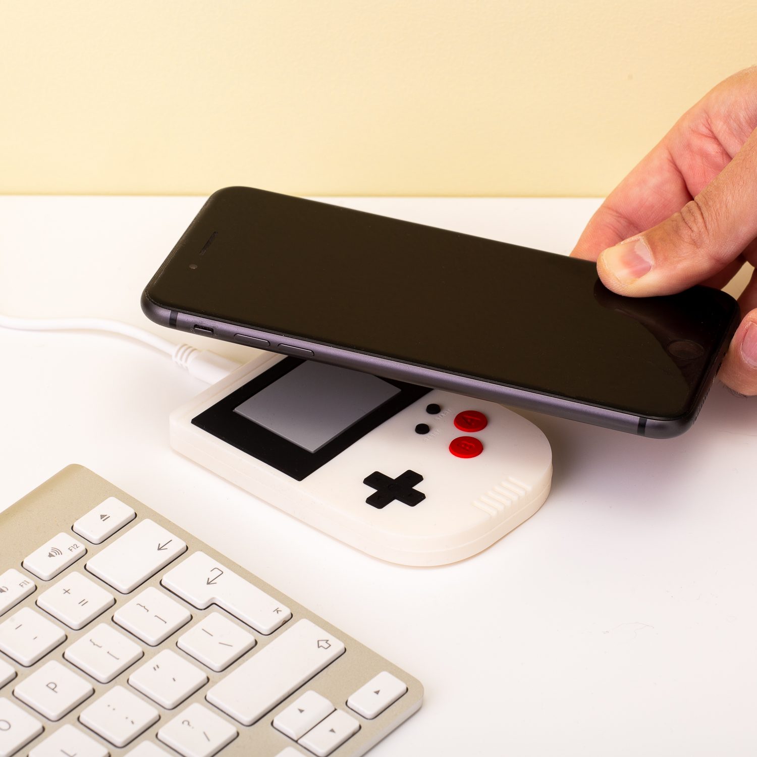 retro-gamer-wireless-charger-01