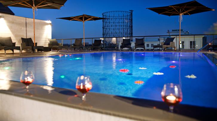 4.-HRC-Night-time-view-of-the-swimming-pool_10202015022049_727x405