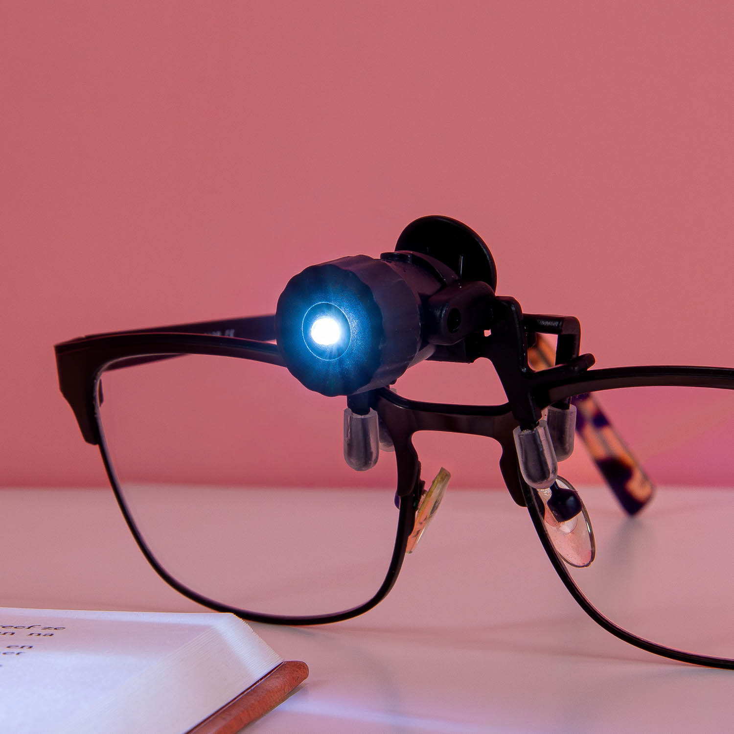 533972-Kikkerland-Clip-On-ledlamp-1