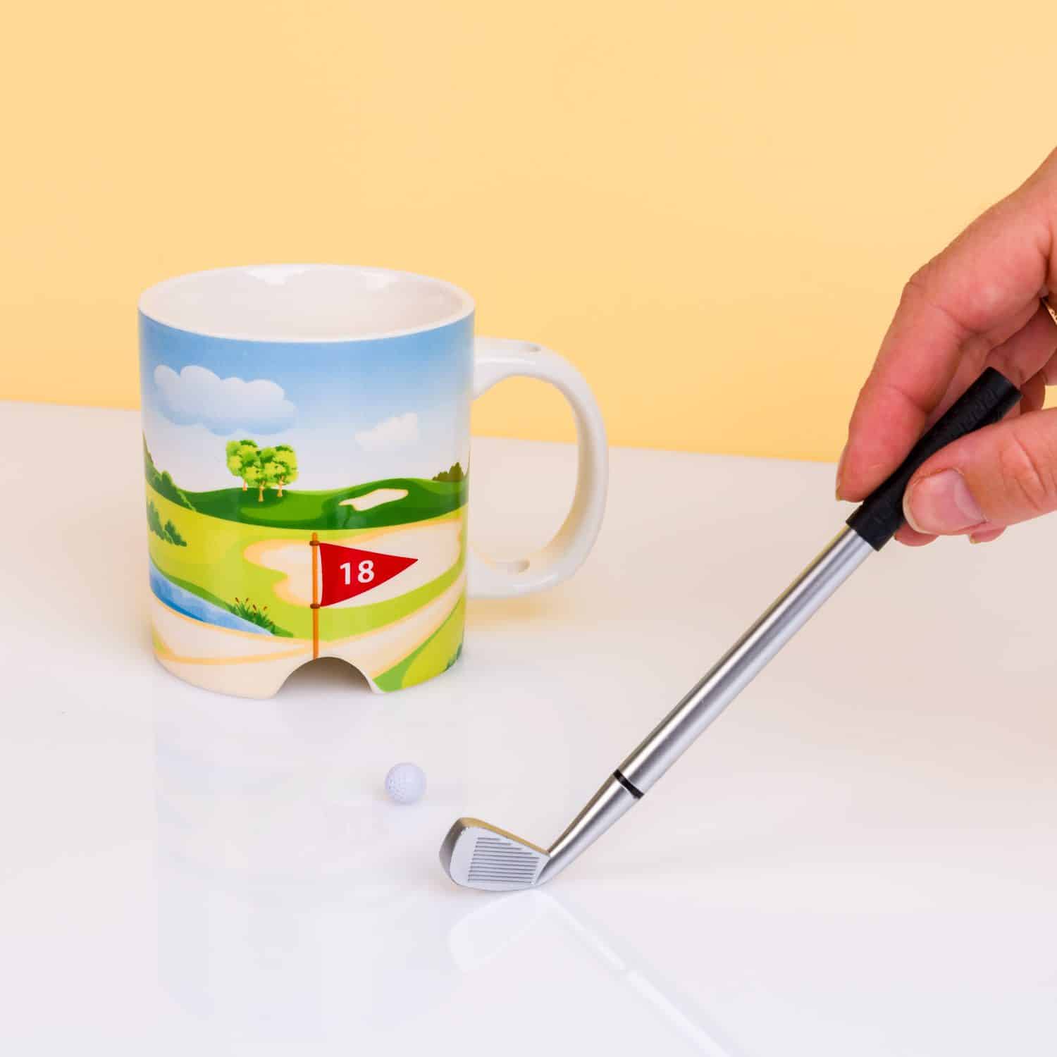 811706-Out-of-the-blue-Mug-Golf-Course-With-gold-club-pen-golf-ball-3
